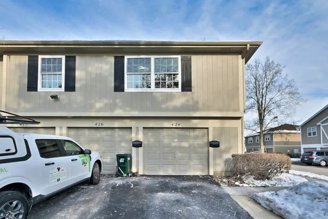 $299,000 | 424 Muirwood Court, Vernon Hills, IL 60061