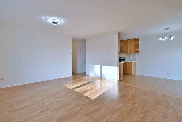 $299,000 | 424 Muirwood Court, Vernon Hills, IL 60061