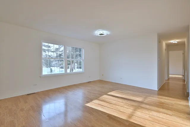 $299,000 | 424 Muirwood Court, Vernon Hills, IL 60061