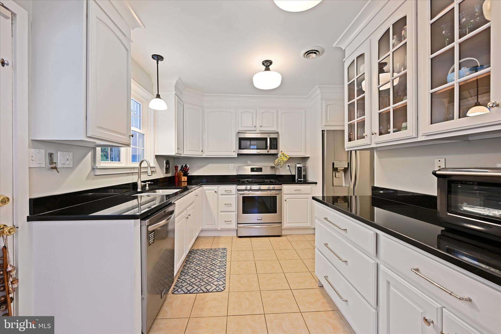 6004 Roland Avenue Baltimore, MD 21210 - Photo 10 of 32