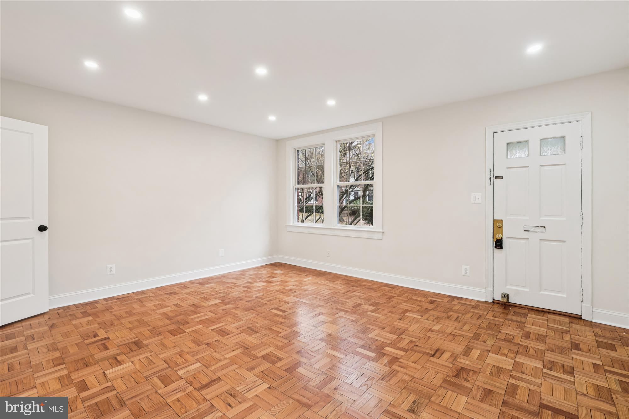 2600 16th Street South, Unit 696 Arlington, VA 22204 - Photo 7 of 46 Living Room