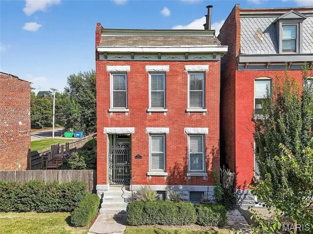 $369,000 | 2751 Shenandoah Avenue, St. Louis, MO 63104