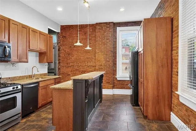 $369,000 | 2751 Shenandoah Avenue, St. Louis, MO 63104