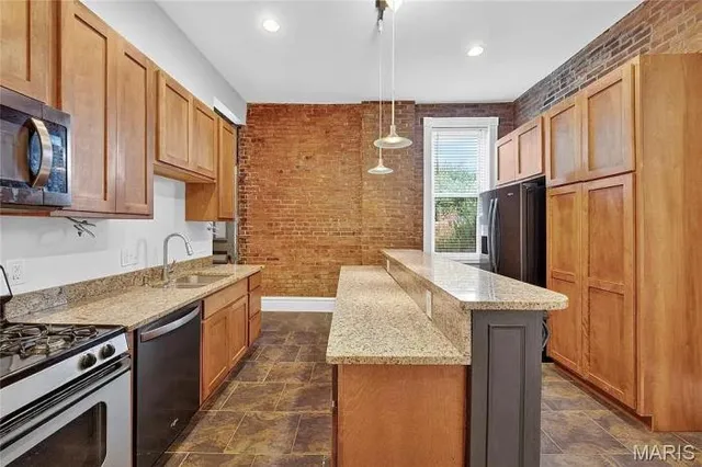 $369,000 | 2751 Shenandoah Avenue, St. Louis, MO 63104