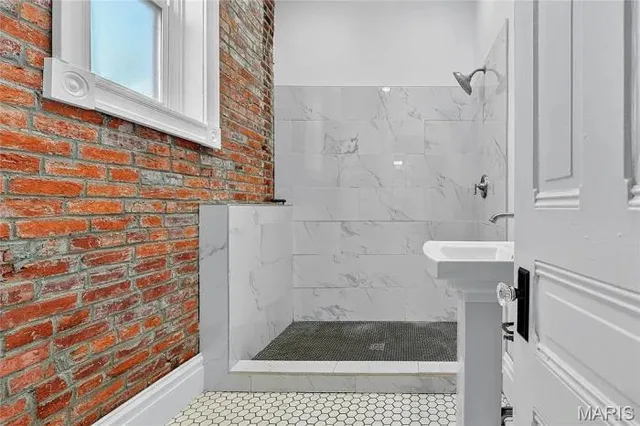 $369,000 | 2751 Shenandoah Avenue, St. Louis, MO 63104