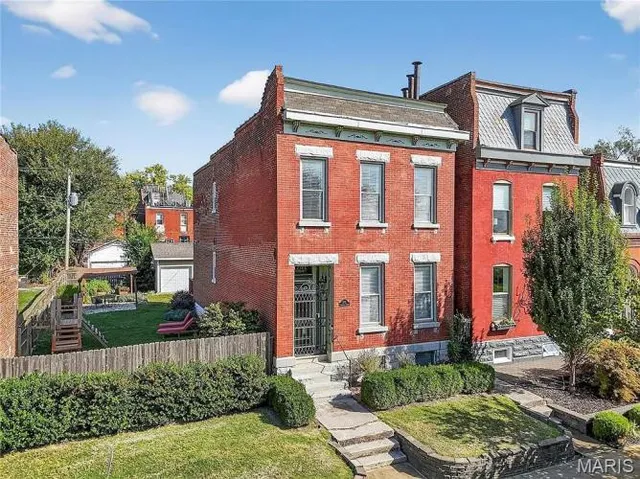 $369,000 | 2751 Shenandoah Avenue, St. Louis, MO 63104