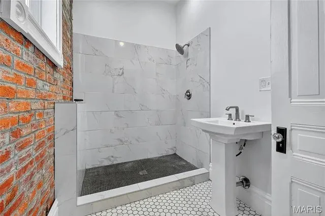 $369,000 | 2751 Shenandoah Avenue, St. Louis, MO 63104