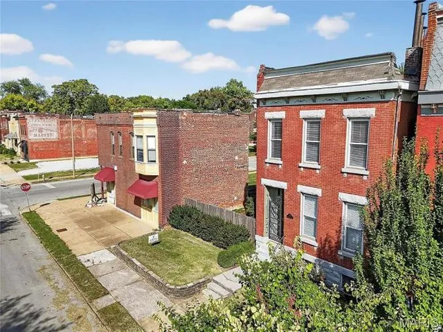 $369,000 | 2751 Shenandoah Avenue, St. Louis, MO 63104
