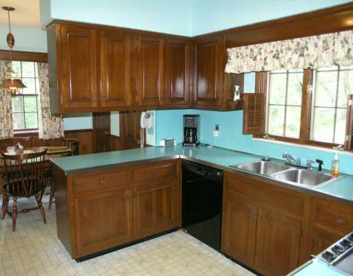 219 Hunt Road Fox Chapel, PA 15215 - Photo 6 of 8 Kitchen.
