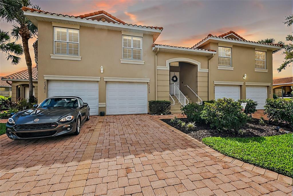 a car parked in front of white house