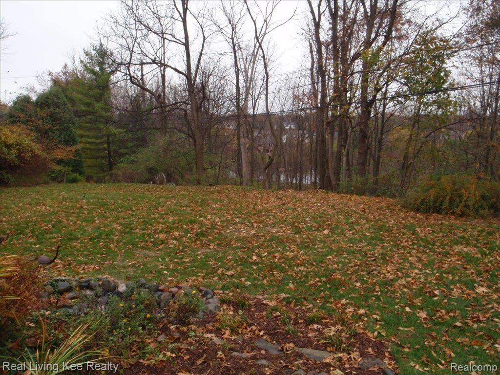 1269 Kingsview Avenue Rochester, MI 48309 - Photo 18 of 19 Wooded View