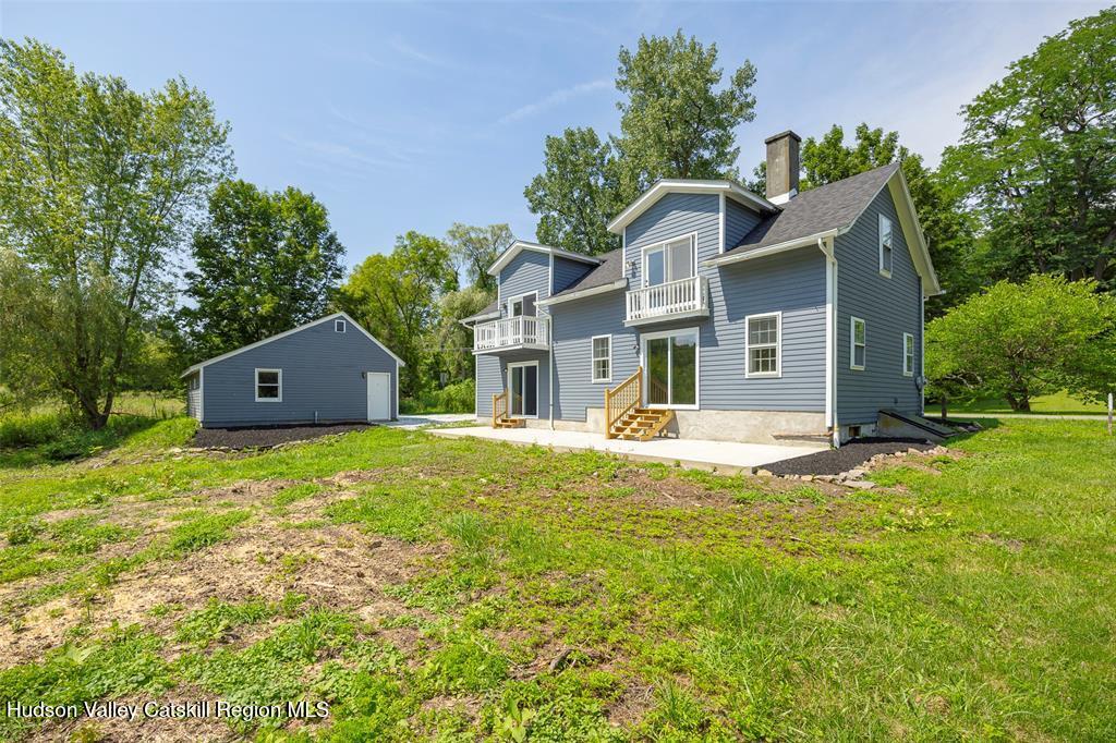 a view of a house with backyard and garden