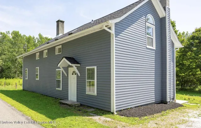 a view of a house with a yard