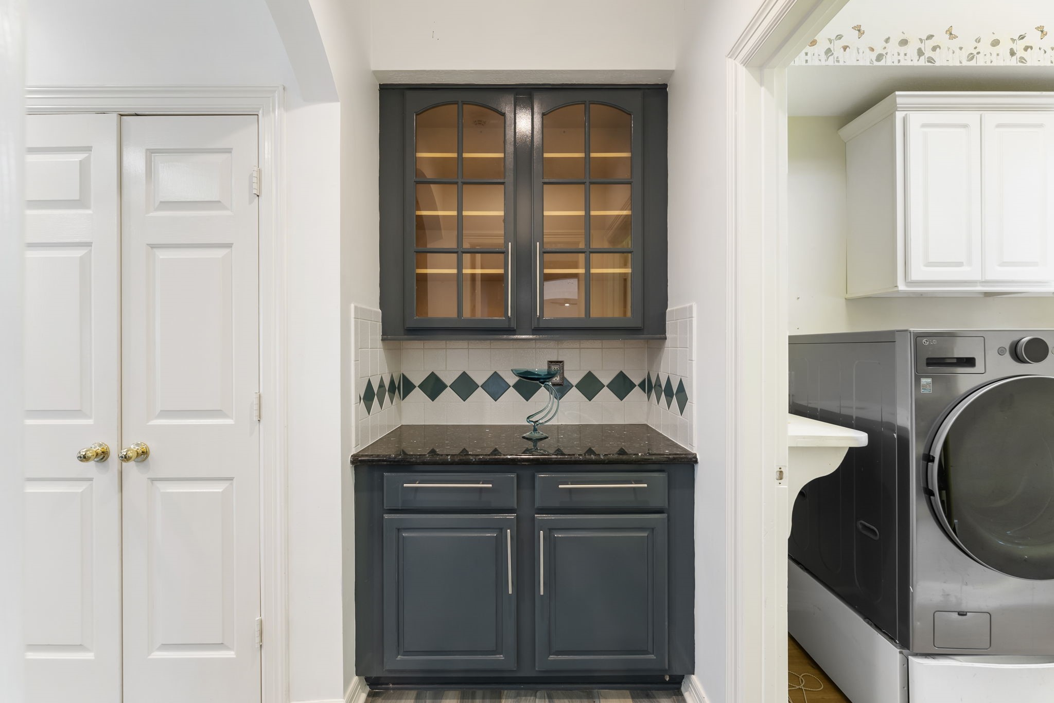 12907 Ryaneagles Circle Houston, TX 77044 - Photo 15 of 48 a kitchen with granite countertop a sink and a stove