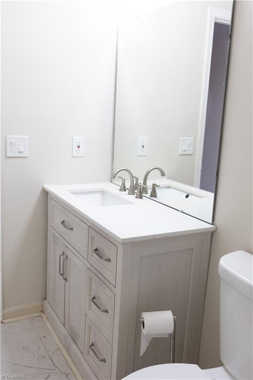 814 Guilford College Road, Unit 133 Greensboro, NC 27409 - Photo 17 of 29 Ensuite bathroom