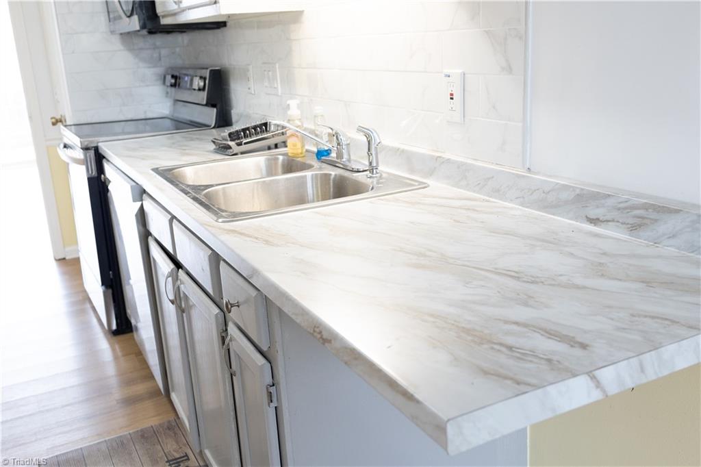 814 Guilford College Road, Unit 133 Greensboro, NC 27409 - Photo 9 of 29 Kitchen