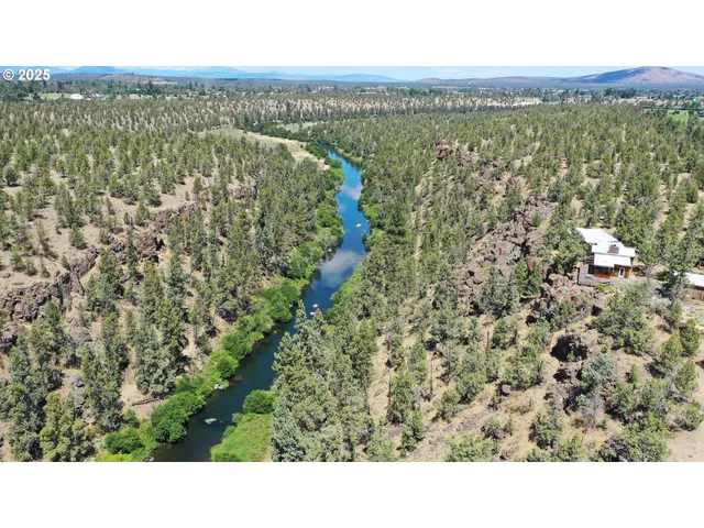 a black and white photo of a city