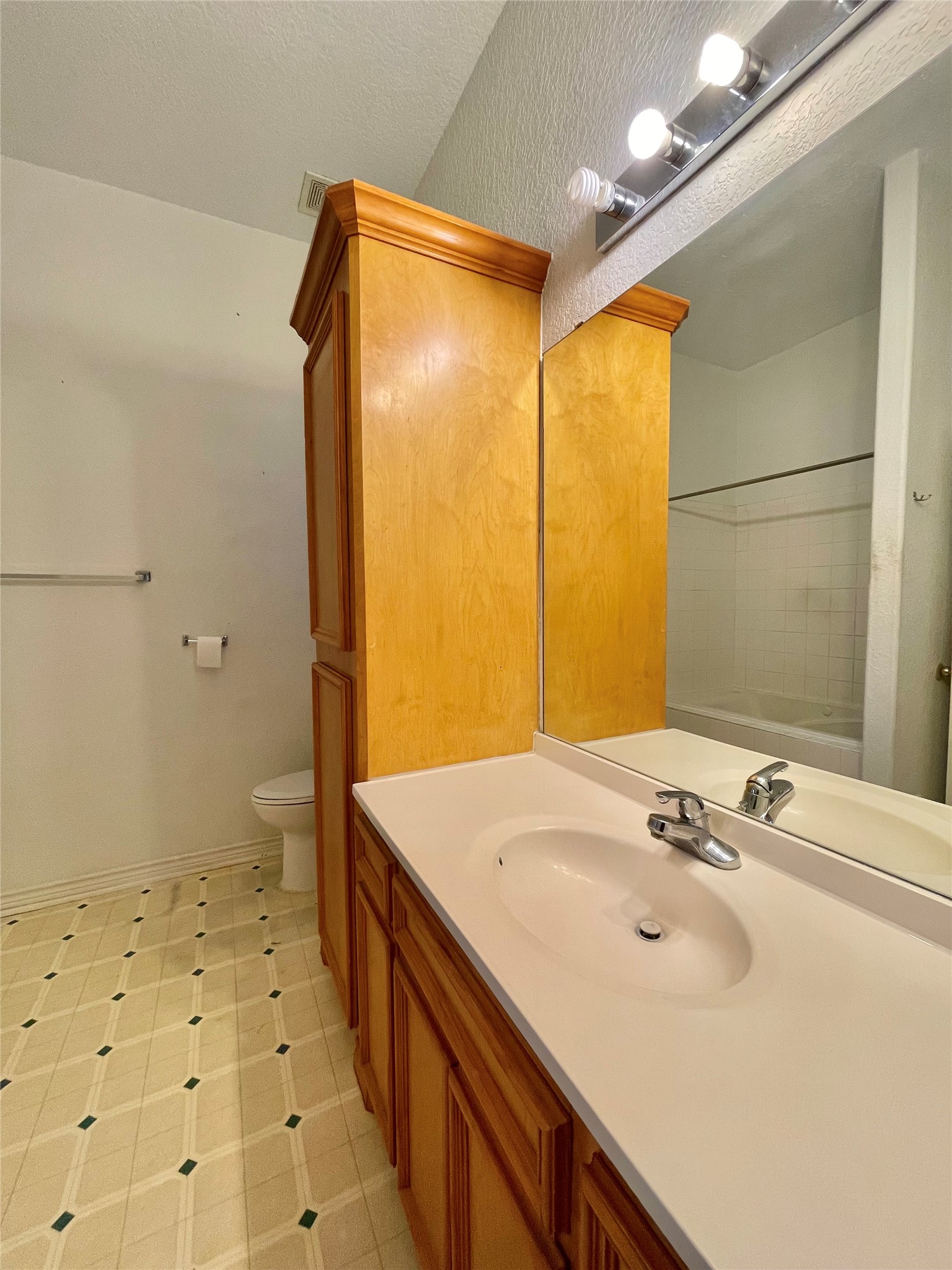 704 Manor Drive Angleton, TX 77515 - Photo 13 of 26
