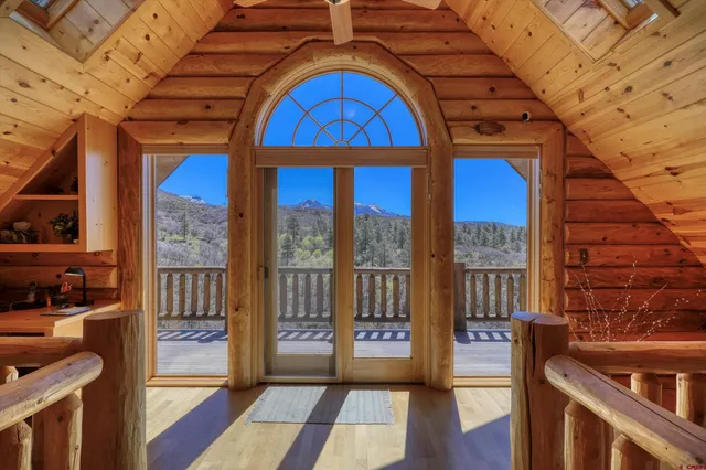 a view of entryway with a balcony