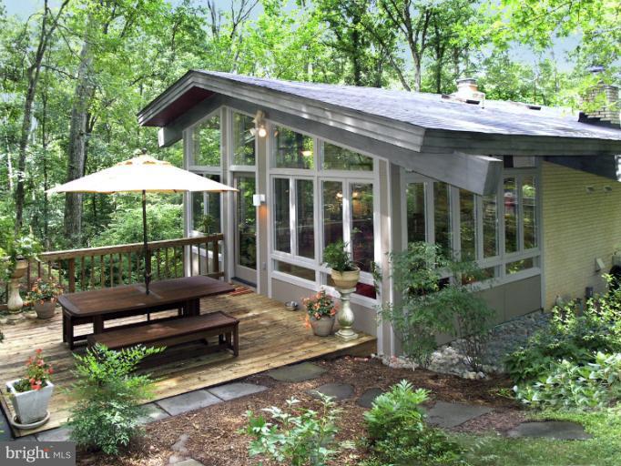 2524 Leeds Road Oakton, VA 22124 - Photo 20 of 30 SunRoom Corner