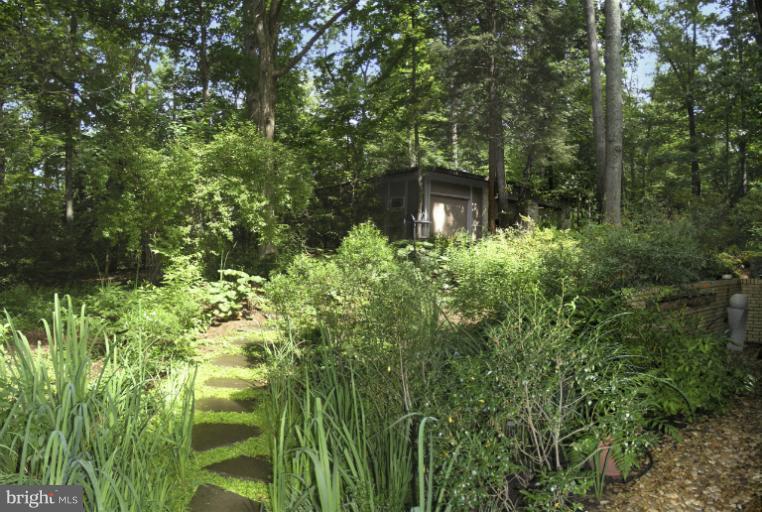 2524 Leeds Road Oakton, VA 22124 - Photo 24 of 30 Landscaped path along side from LL walkout