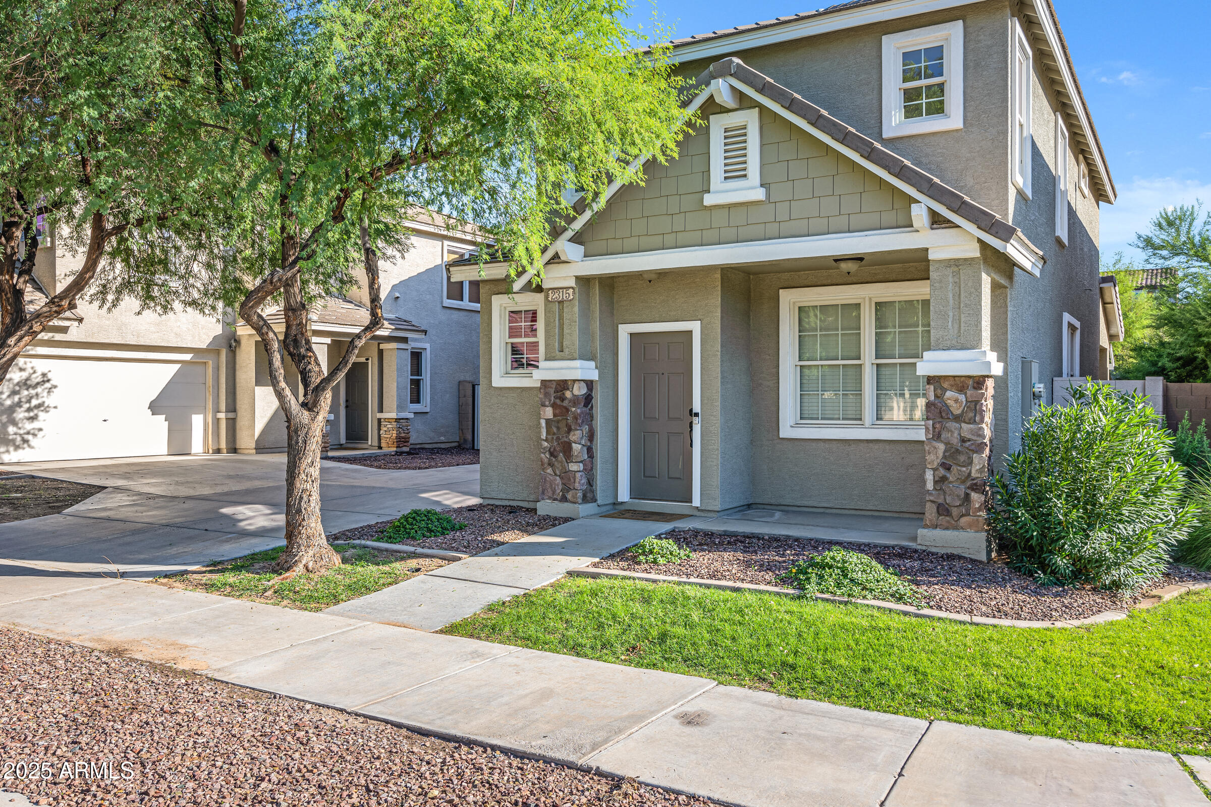 2315 East Pecan Road Phoenix, AZ 85040 - Photo 3 of 36 a front view of a house with garden