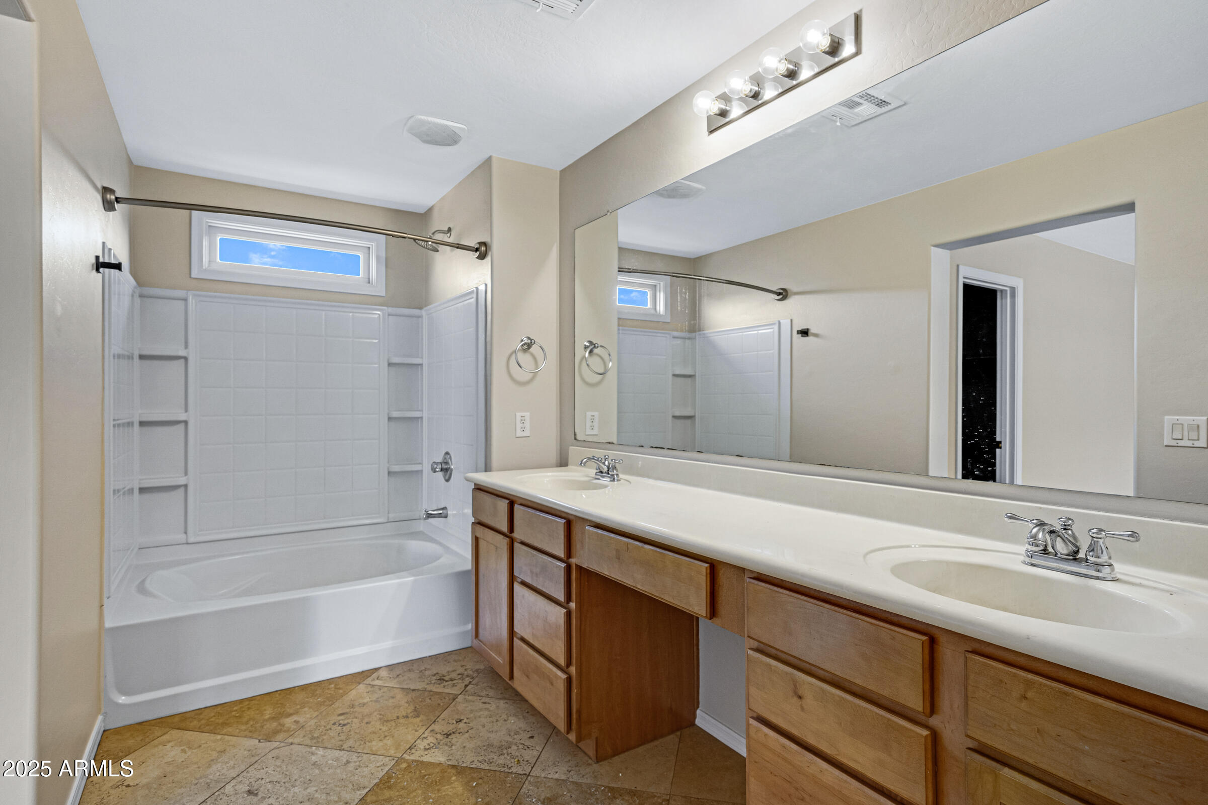 2315 East Pecan Road Phoenix, AZ 85040 - Photo 32 of 36 a bathroom with a tub a sink and mirror