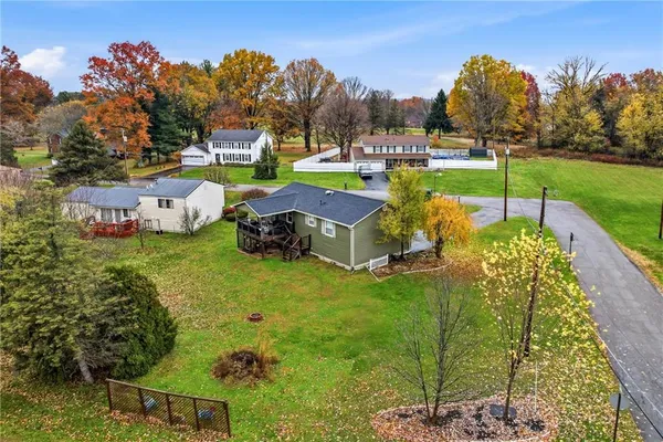 a view of a house with yard