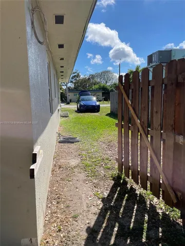 a view of a backyard