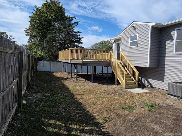 a view of a house with backyard and trees