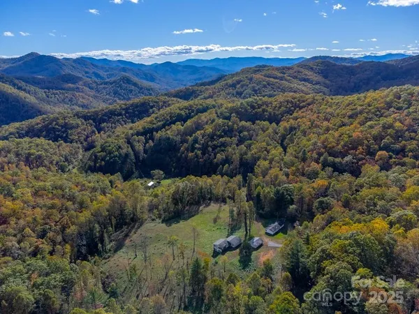 a view of a house with backyard and garden