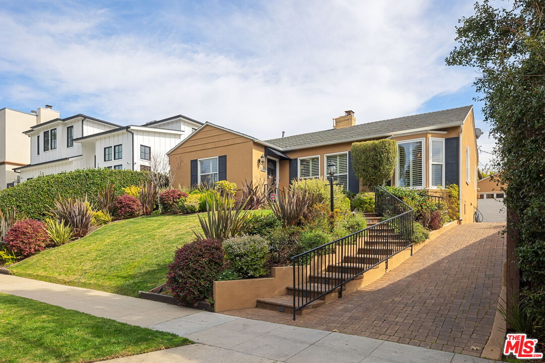 10566 Clarkson Road Los Angeles, CA 90064 - Photo 2 of 2 a front view of house and yard with green space