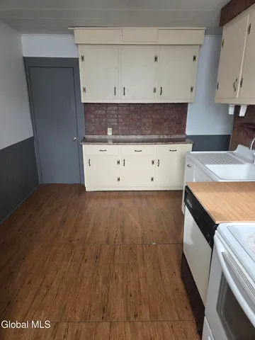 $1,600 | 48 Arnold Avenue, Unit 2, Amsterdam, NY 12010