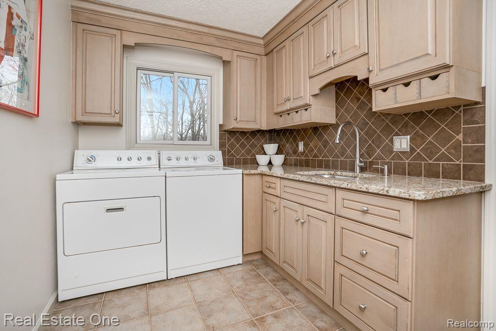 1218 Creekview Court Rochester, MI 48306 - Photo 39 of 48 1st Floor Laundry/Butler Pantry off Kitchen