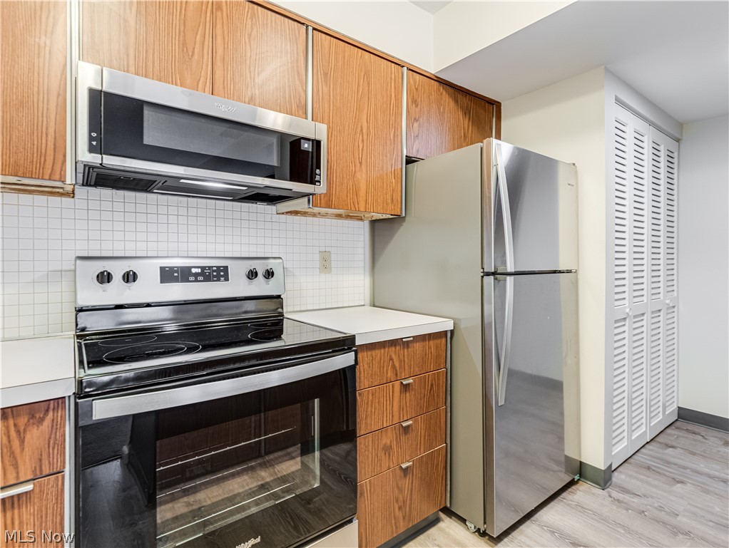 2550 Chamberlain Road, Unit A3 Akron, OH 44333 - Photo 13 of 21 Kitchen with tasteful backsplash, light hardwood / wood-style flooring, and stainless steel appliances