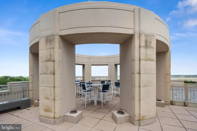 a building with a outdoor space