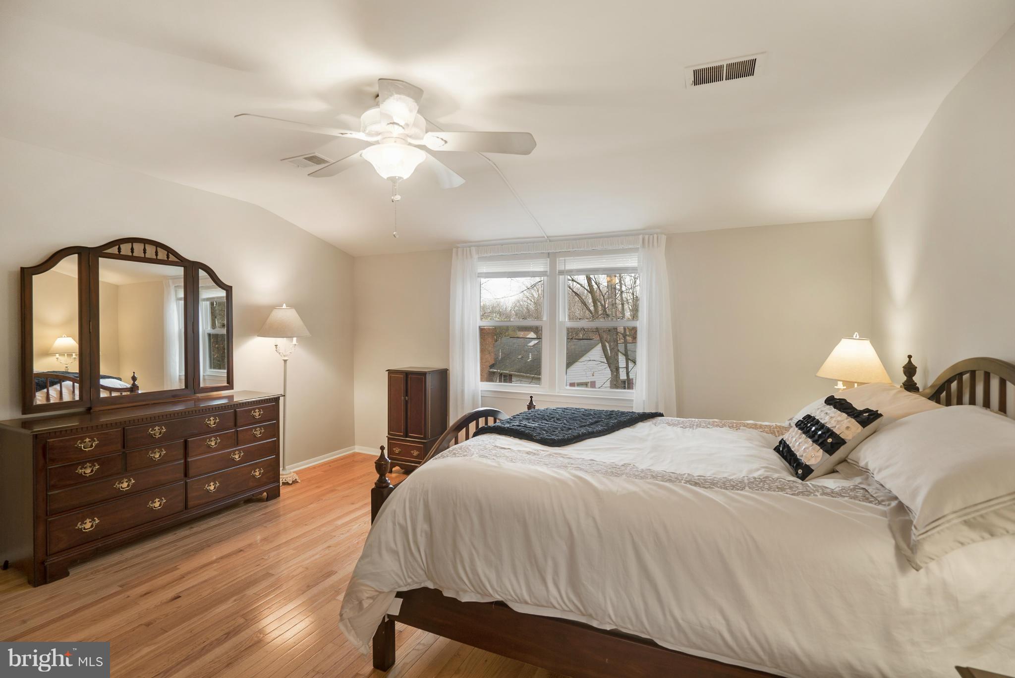 1518 Coat Ridge Road Herndon, VA 20170 - Photo 12 of 26 Vaulted ceilings in Master