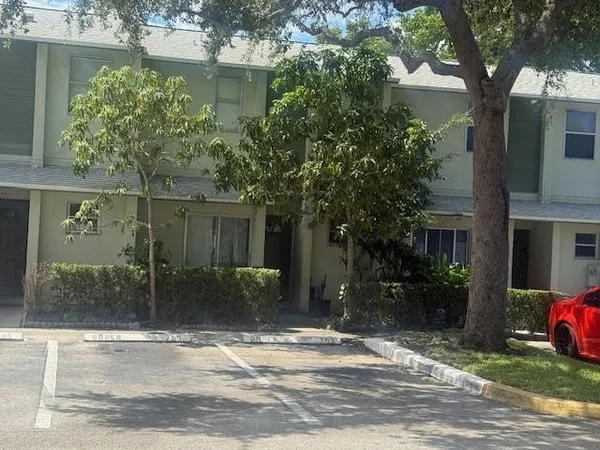 $299,900 | 795 Crystal Lake Drive, Unit 795, Deerfield Beach, FL 33064