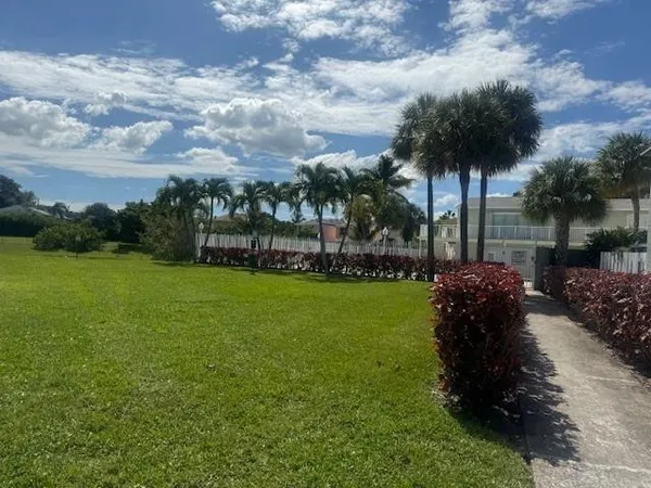 $299,900 | 795 Crystal Lake Drive, Unit 795, Deerfield Beach, FL 33064