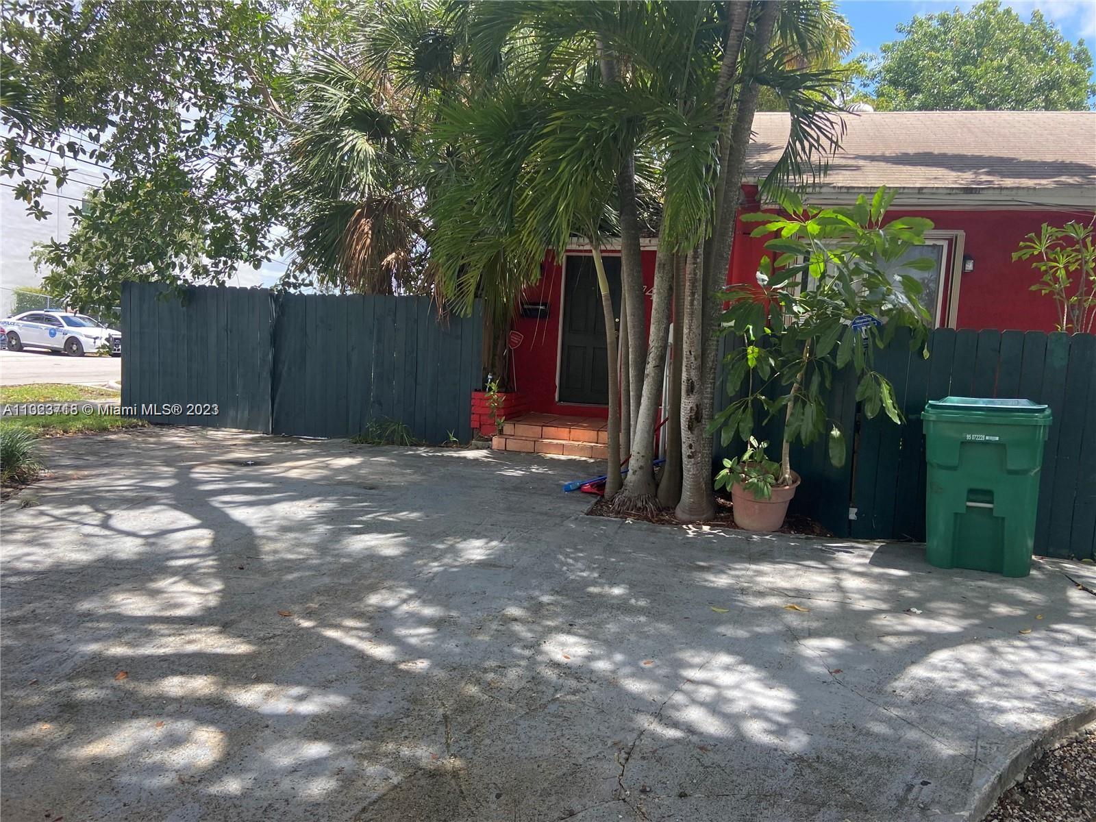 2743 Southwest 32nd Avenue Miami, FL 33133 - Photo 25 of 33 a backyard of a house