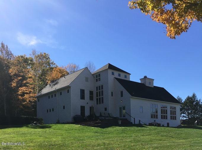 a view of a house with backyard and garden