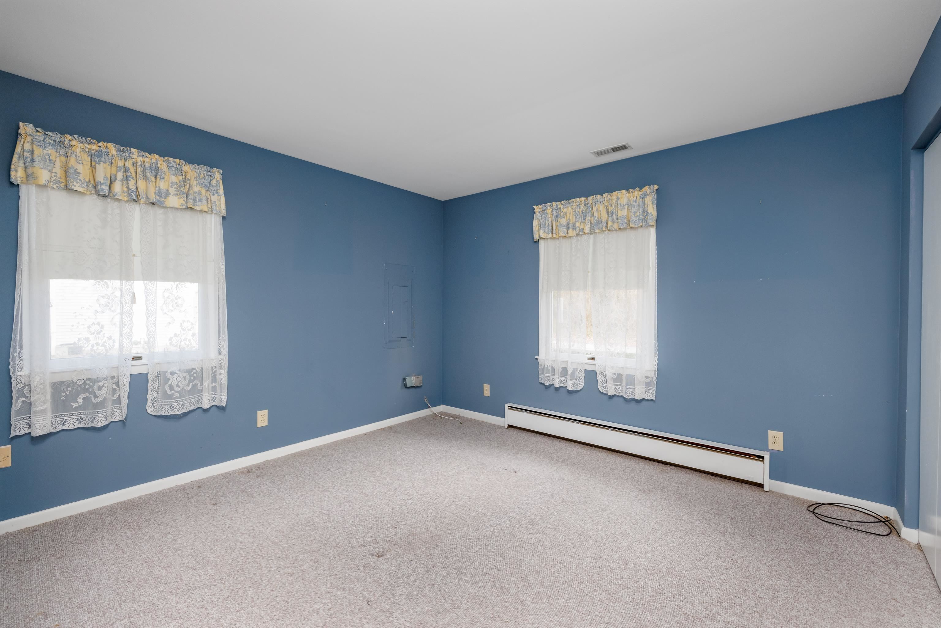 880 Honeysuckle Road Erma, NJ 08204 - Photo 18 of 31 an empty room with a window