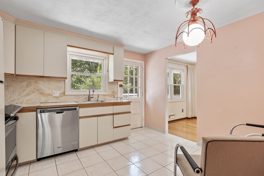 6 Wayne Road Peabody, MA 01960 - Photo 11 of 35 Gallery Image 11