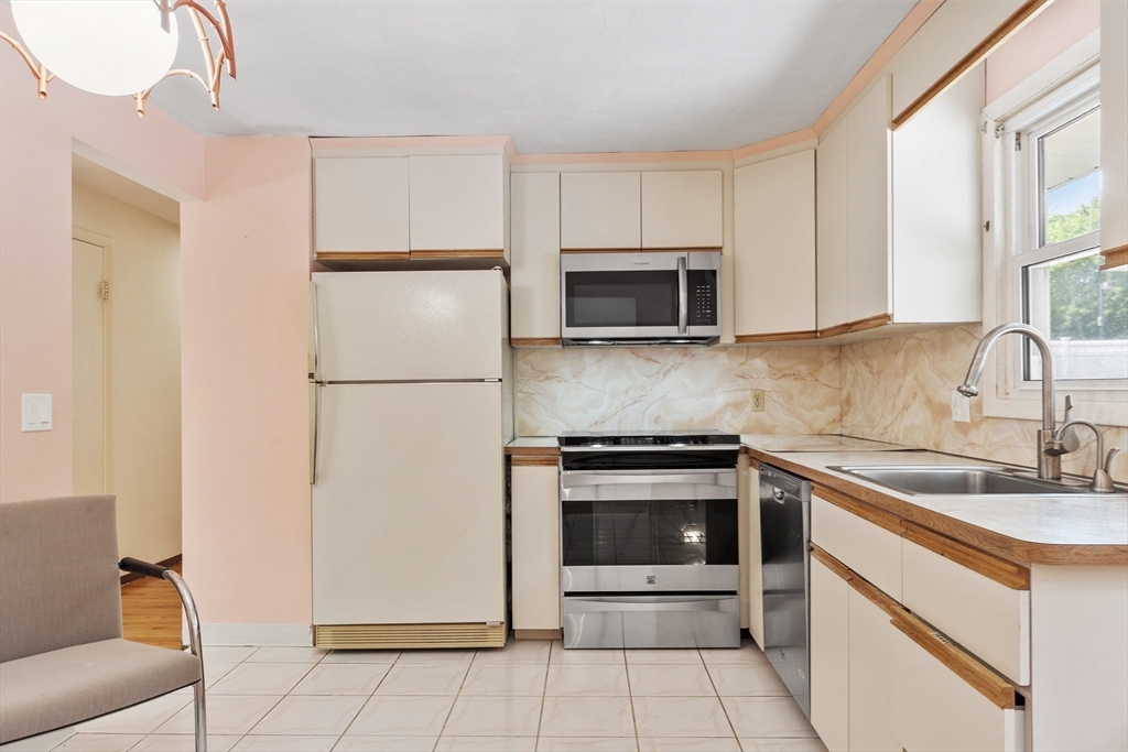6 Wayne Road Peabody, MA 01960 - Photo 10 of 35 Gallery Image 10