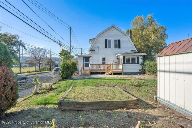 a view of a house with backyard