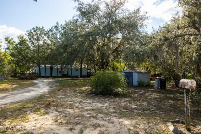a view of a house with backyard and garden