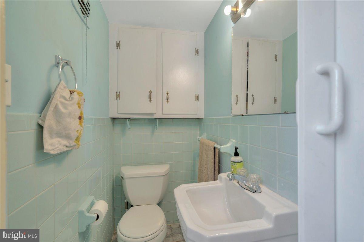 1017 Crestover Road Wilmington, DE 19803 - Photo 23 of 45 LL - Utility powder room