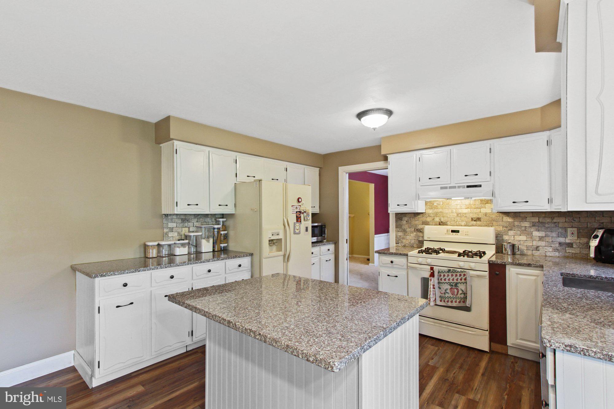 2955 Chesapeake Road York, PA 17402 - Photo 9 of 34 Gallery Image 9