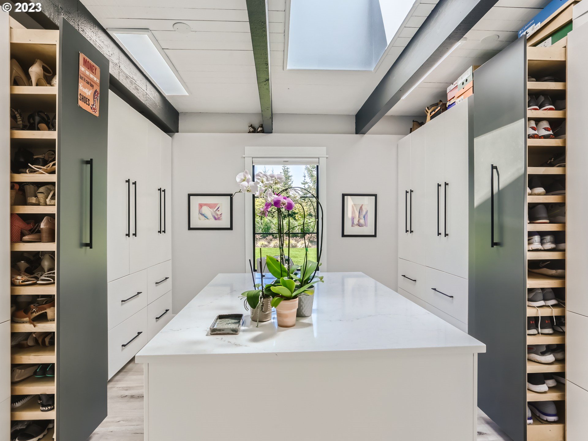 15631 Northeast Becke Road Aurora, OR 97002 - Photo 30 of 47 a view of living room with furniture
