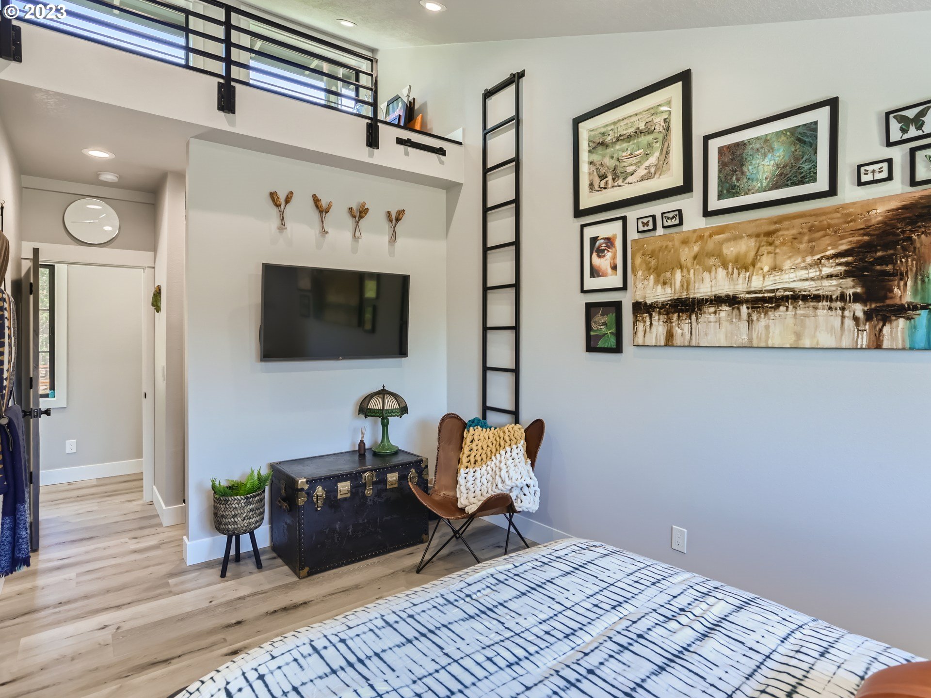 15631 Northeast Becke Road Aurora, OR 97002 - Photo 33 of 47 a living room with furniture